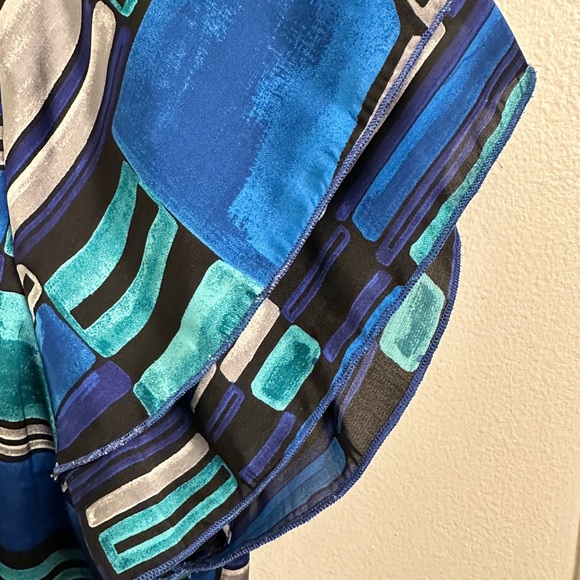 Colorful shell blouse with ruffled short sleeves - Picture 3 of 3